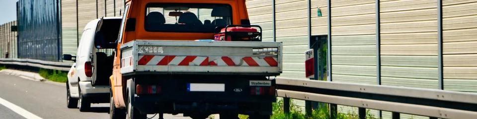 Standstreifen der Autobahn - Arbeitsplatz, wo Onboarding eine Herausforderung ist