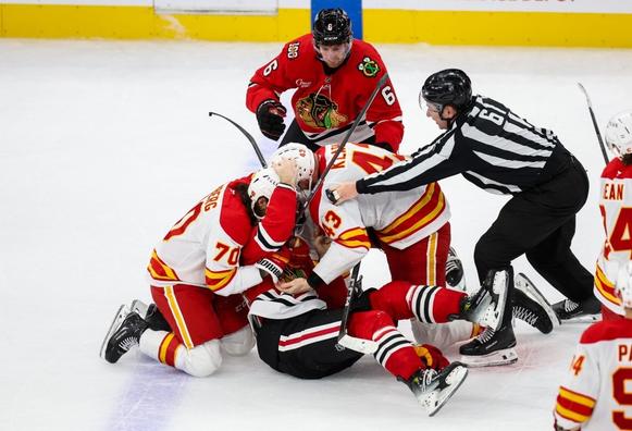 Chicago Blackhawks beat the Calgary Flames 5-2 at the United Center – Chicago Tribune