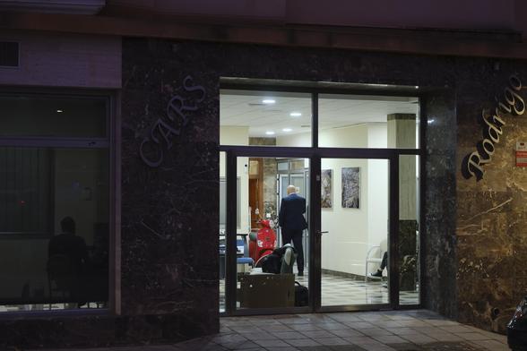 Un agente de la UCO durante el registro de una de las empresas del alcalde de Fines, Rodrigo Sánchez, en esa localidad almeriense, en la tarde de este martes.