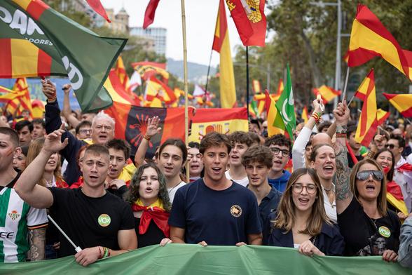 Manifestación por el día de la Hispanidad en el paseo de Gràcia de Barcelona.