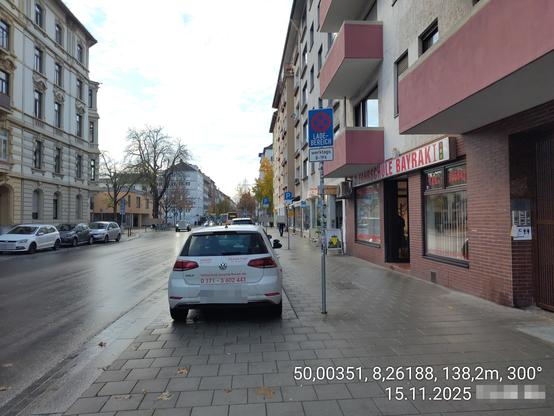 Ein Fahrschulauto steht auf einem mit Zeichen 230 ("Ladebereich") gekennzeichneten Parkfläche.