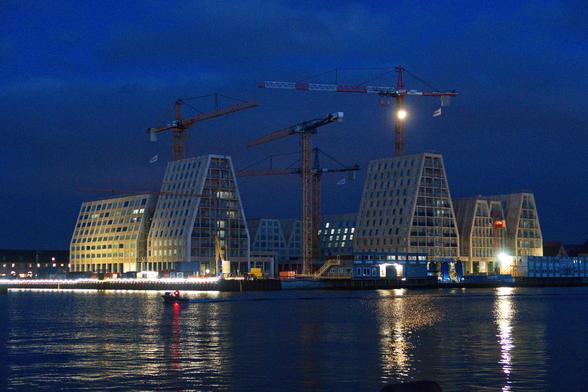 Nächtlicher Blick auf Papiroen, als es noch im Bau war, mit 4 Kränen und 4,5 Wohnblocks