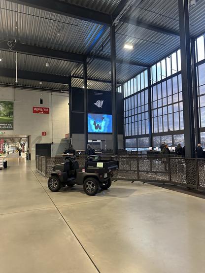 Messuilla näytöllä W-logo sähköisenä