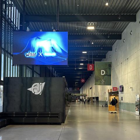 Messutaululla Wille X IONCOR -tekstit