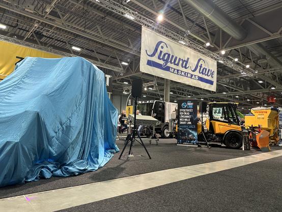 Sigurd Staven messuosasta, jossa kone sinisen lakanan alle huputettuna.