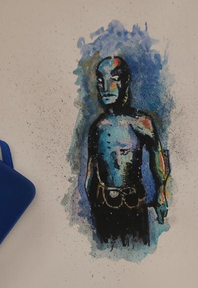 Desenho colorido: uma figura humanoide de pé vista apenas do joelho pra cima. Está parada, braços ao lado do corpo e está levemente virada para a esquerda. Usa  calça preta com um cinto com várias pequenas bolsas  sua pele é toda azulada. Pequenas barbatanas são vistas no antebraço e no pescoço. A criatura nao tem pelos no corpo, completamente careca