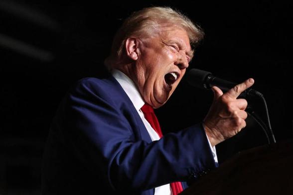 Donald Trump grita "Estás despedido" durante un mitin de campaña en The Expo del World Market Center, el 13 de septiembre de 2024, en Las Vegas. (Ellen Schmidt / Getty Images)