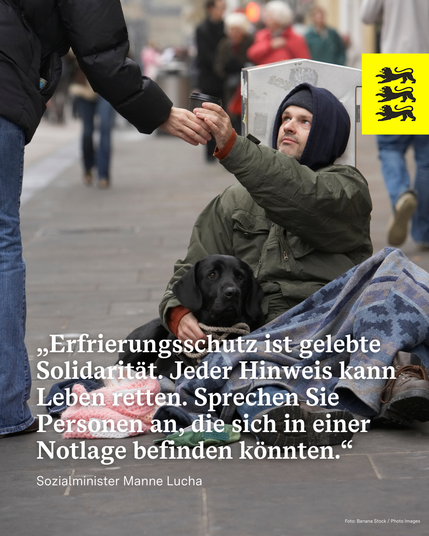 Obdachloser auf der Straße bekommt Kaffee gereicht.