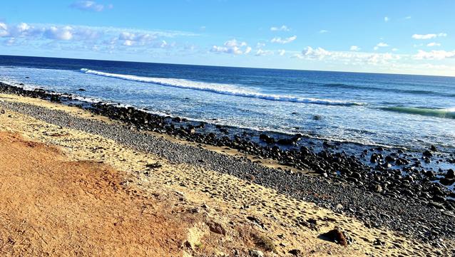 After that short, work-related, interruption, back to my daily photo blog posting routine ... Here's a snap shot of one of my favourite sunsets in the south of the island: Meloneras. 

Love the mix of colours from the intense blue shades of both the sky and the ocean, with the ocre of the coastline and the grey of the small rocks, blending in all nicely while the mighty Atlantic Ocean waves hit gently the shore. Peace & quiet FTW! 🙌🏻😍🙌🏻