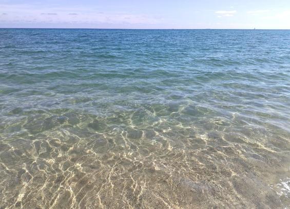 Mar calmado de un intenso color turquesa.