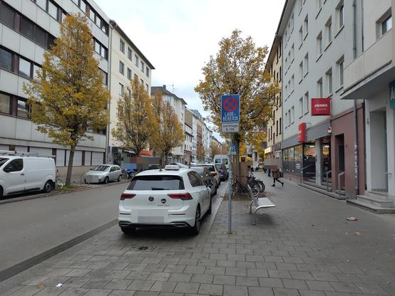 Ein Farschulauto steht in einem Ladebereich, im Hintergrund ist ein DHL-Auto zu sehen, was in der Krezung parkt.