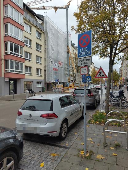 Ein Fahrschulauto steht in einem Ladebereich.