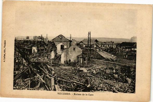 Vouziers - Ruines de la Gare à #Vouziers (#Ardennes) #CartePostaleAncienne 👉 https://cartorum.fr/carte-postale/356278/vouziers-vouziers-ruines-de-la-gare