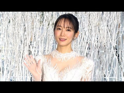 吉岡里帆、ホワイトドレス姿で点灯式に登場！　クリスマスの思い出は？　「弟がメチャクチャかわいくて」
