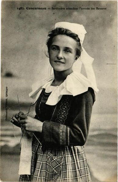 Concarneau - Sardiniere attendant l'arrivée des Bateaux à #Concarneau (#Finistère)  #CartePostaleAncienne 👉 https://cartorum.fr/carte-postale/221387/concarneau-concarneau-sardiniere-attendant-larrivee-des-bateaux