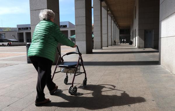 Una mujer con un andador, el pasado mayo en Leganés (Madrid).