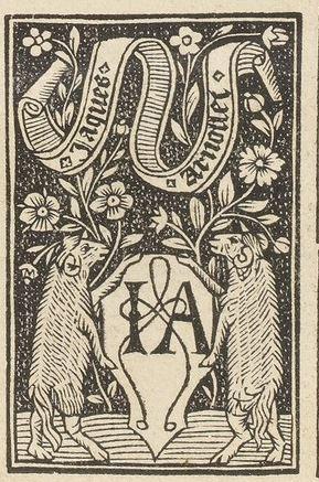 Marque rectangulaire gravée sur bois : sur fond noir, deux béliers dressés sur leurs pattes arrières soutiennnent un écu portant les initiales IA. Au dessus d'eux, une banderole avec le nom complet Jacques Arnoullet. Quelques fleurs en décoration