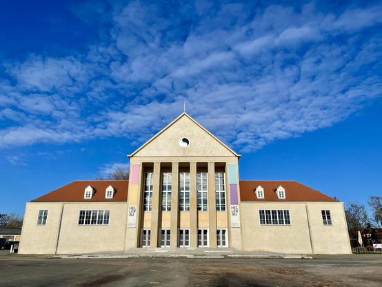 Festspielhaus Hellerau unter blauem Himmel mit Schäfchenwolken