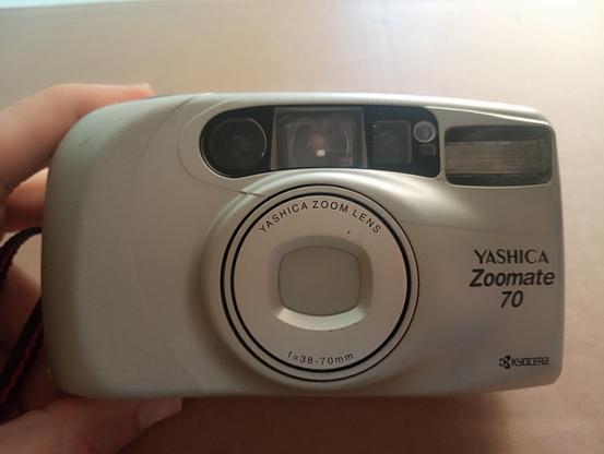 Cámara de película Yashica Zoomate 70 con lente 38-70, y el logo de Kyocera en la parte inferior.