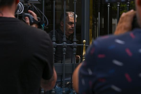 El ex secretario de Organización del PSOE, Santos Cerdán, a la salida de su domicilio de Madrid, en junio.