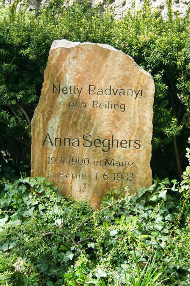 Grave of Anna Seghers in Berlin. By Daniela Kloth - Own work, GFDL 1.2, https://commons.wikimedia.org/w/index.php?curid=67228675