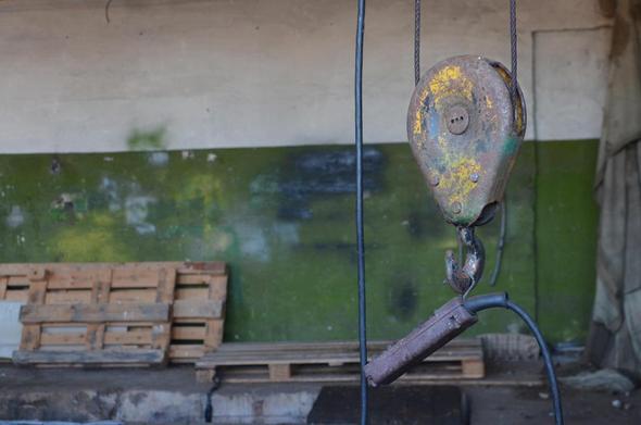 Un crochet et poulie de treuil de levage dans un vieux garage.