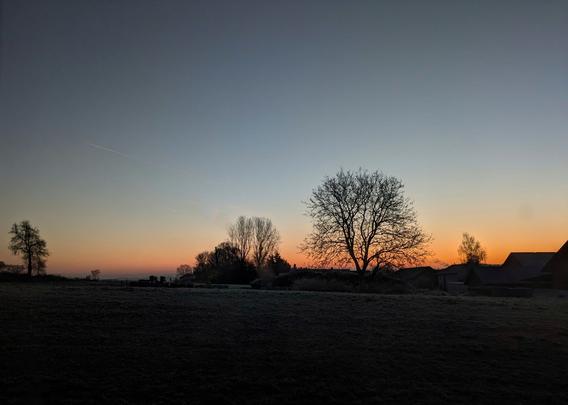Dämmung am Morgen mit Orange am Horizont