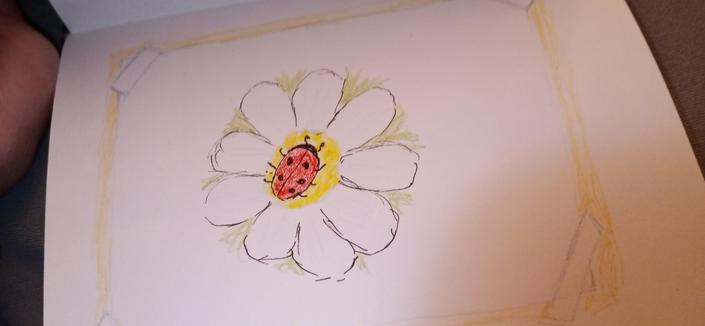Buntstift umd schearzer Feinliner.
Angedeutetes Holzbrett mit aufgeklebtem Papier.
Darauf eine Zeichnung mit einer weißen Blüte mit gelben Innenleben vergleichbar einer Margerite. Der Hintergrund grün. Auf der Blüte ein Marienkäfer. Obwohl eher ein Frühlingsbild, erinnert es ein wenig an Neujahrsdeko.