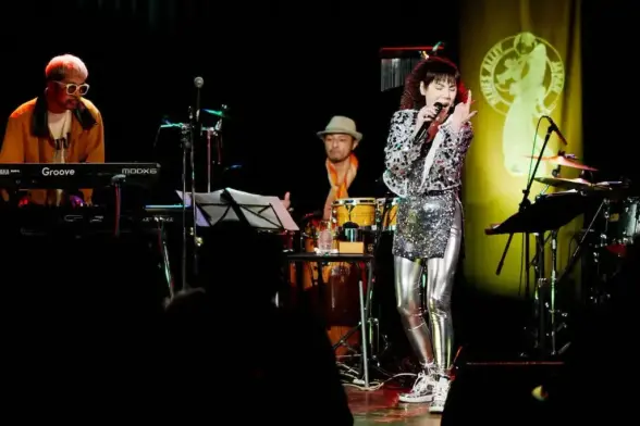 全身銀色の未唯mie　ド派手に12曲披露　若々しさと大人の魅力全開 - スポニチ Sponichi Annex 芸能