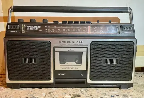 Radiocassette de los años 80 de la marca Philips cuyo modelo no recuerdo. Cuando era pequeño yo tenía uno de este modelo y me sirvió unos cuantos años para grabar canciones de la radio, hasta que me regalaron uno con doble pletina.