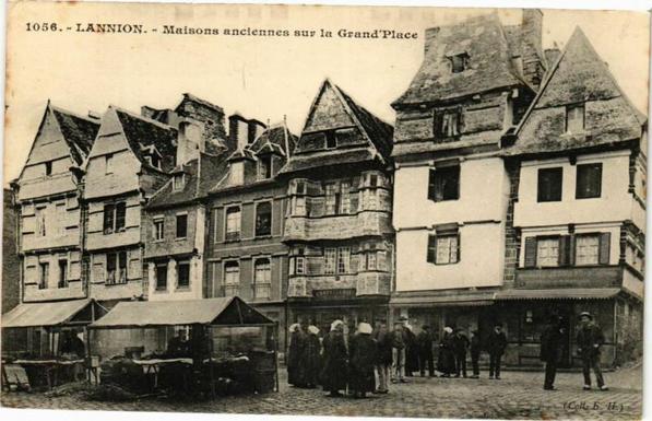 Lannion - Maisons anciennes sur la Grand Place à #Lannion (#CôtesDArmor)  #CartePostaleAncienne 👉 https://cartorum.fr/carte-postale/228481/lannion-lannion-maisons-anciennes-sur-la-grand-place