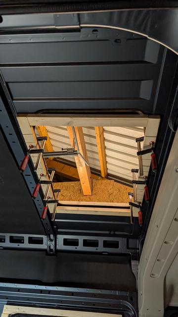 Ausschnitt der Dachhaube mit Holzrahmen