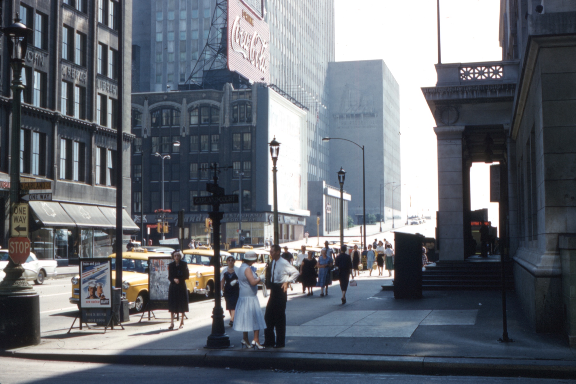 A picture of city street in Chicago in the 1950s.