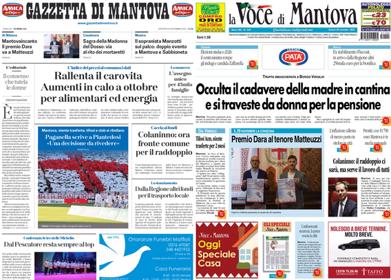 Prima pagina di giornali locali italiani.  In primo piano ci sono due testate: "Gazzetta di Mantova" sulla sinistra e "La Voce di Mantova" sulla destra. Si vedono articoli con titoli principali, fotografie e vari spazi pubblicitari.  Il titolo principale della Gazzetta di Mantova (a sinistra) parla di "Rallenta il carovita / Aumenti in calo a ottobre per alimentari ed energia". Ci sono foto di una coreografia allo stadio e menzione di "Colaninno ora fronte comune per il raddoppio".  Il titolo principale de La Voce di Mantova (a destra) è piuttosto grande e dice: "Occulta il cadavere della madre in cantina e si traveste da donna per la pensione". Sono presenti anche foto a colori, inclusa una di una premiazione musicale.