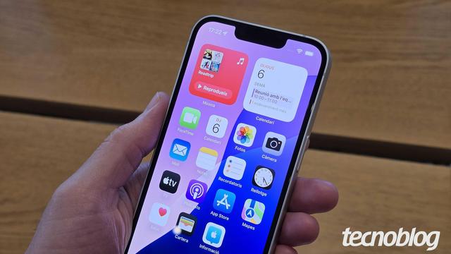 <figure class="wp-block-image size-large wp-lightbox-container"><img alt="Imagem mostra um iPhone 16e branco sendo segurado em uma mão. Ele está com a tela desbloqueada, exibindo os aplicativos." class="wp-image-813853" height="597" src="https://files.tecnoblog.net/wp-content/uploads/2025/03/1000014205-1060x597.jpg" width="1060" /><button class="lightbox-trigger" type="button">
<svg fill="none" height="12" viewBox="0 0 12 12" width="12" xmlns="http://www.w3.org/2000/svg">
<path d="M2 0a2 2 0 0 0-2 2v2h1.5V2a.5.5 0 0 1 .5-.5h2V0H2Zm2 10.5H2a.5.5 0 0 1-.5-.5V8H0v2a2 2 0 0 0 2 2h2v-1.5ZM8 12v-1.5h2a.5.5 0 0 0 .5-.5V8H12v2a2 2 0 0 1-2 2H8Zm2-12a2 2 0 0 1 2 2v2h-1.5V2a.5.5 0 0 0-.5-.5H8V0h2Z" fill="#fff">
</svg>
</button><figcaption class="wp-element-caption">iPhone 16e está com preços ainda mais acessíveis na Black Friday 2025 (Imagem: Thássius Veloso/Tecnoblog)</figcaption></figure>
<p>Quem busca economia ao comprar um iPhone na <strong>Black Friday 2025</strong> deve dar preferência a modelos das linhas iPhone 15 e iPhone 16. Esses são celulares relativamente recentes, com boas especificações e preços em queda.</p>
<p>Já modelos muito antigos, como o iPhone 12 e anteriores, devem ser evitados, devido a configurações ultrapassadas e falta de compatibilidade com recursos atuais.</p>
<p>Por outro lado, os consumidores que estão atrás de descontos na nova linha iPhone 17 também devem ter que aguardar mais um tempo para conseguir boas promoções, devido aos altos