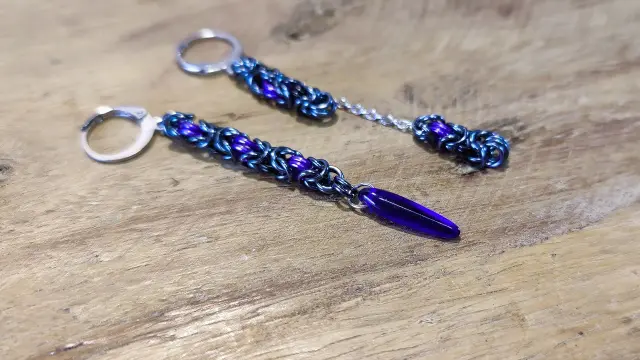 Mêmes boucles d'oreilles, mais avec du violet à la place du rouge.