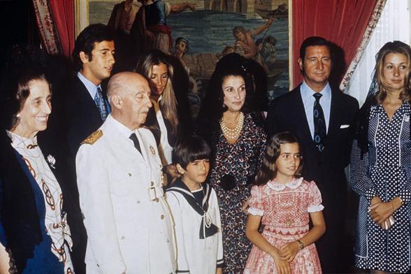 Francisco Franco y Carmen Polo, en la primera comunión de su nieto Jaime, rodeados de su hija y sus demás nietos, el 1 de enero de 1972, en el Palacio del Pardo. (Gianni Ferrari / Cover / Getty Images)