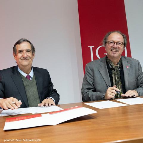 Professor Adolfo Meisel Roca (left), Rector of Universidad del Norte, and Professor Stephan Jolie (right), Vice President for Learning and Teaching at Mainz University, signing the renewal of the partnership agreement between the two universities (photo/©: Peter Pulkowski / JGU)