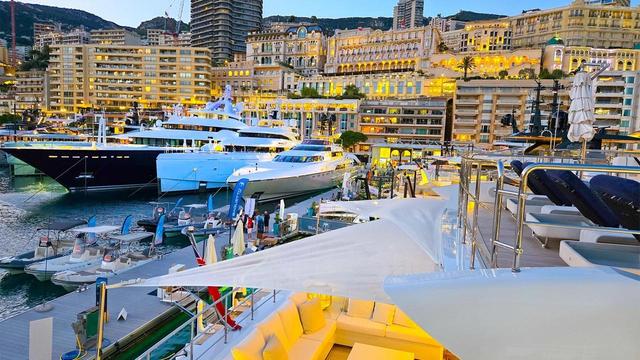 Hafen mit Superyachten vor sky-line einer Stadt, vermutlich Monte Carlo