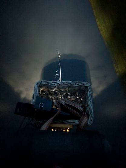 Wasser spritzt im Scheinwerferlicht vom Fahrradvorderradreifen hoch