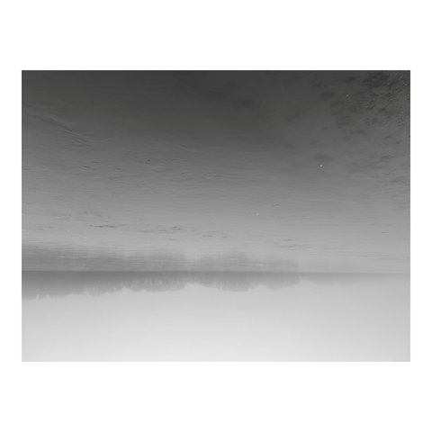 A gray view of the river on a foggy day. The image is upside down. (Version françæ) Vue toux grix dal rivière par temps de brume. L’image est à l’envers.