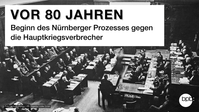 Historische Aufnahme vom Nürnberger Prozess gegen die Hauptkriegsverbrecher

Daneben steht: Vor 80 Jahren. Beginn des Nürnberger Prozesses gegen die Hauptkriegsverbrecher