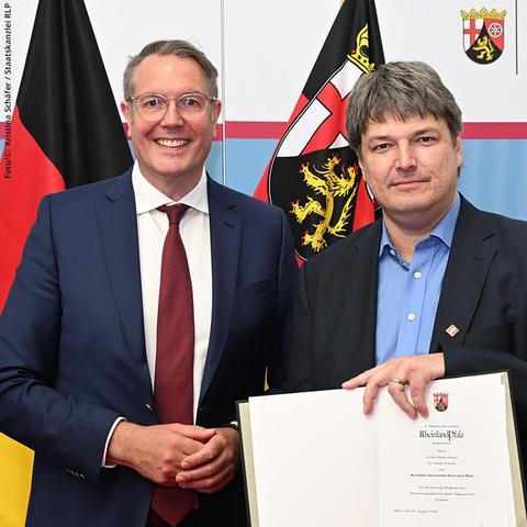 Prof. Dr. Stefan Kramer (rechts) wurde im August 2024 durch Ministerpräsident Alexander Schweitzer (links) zum KI-Lotsen des Landes Rheinland-Pfalz benannt – zur Stärkung der Synergien von KI und Life Sciences. (Foto/©: Kristina Schäfer / Staatskanzlei RLP)