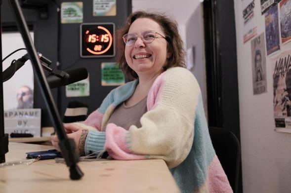 Ewa toute souriante assise devant un micro de la radio.

Photo de Benjamin Bellamy sous licence CC BY-SA 4.0