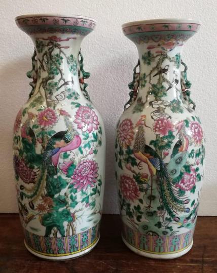 Coppia di grandi vasi antichi in porcellana policroma cinese Famille Rose