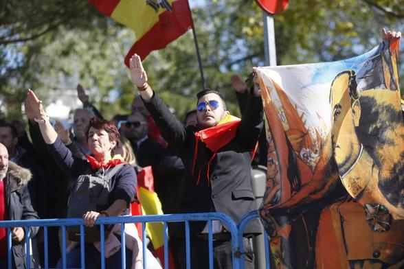 Concentración ultraderechista en el cementerio de Mingorrubio (Madrid) en octubre de 2019 antes de la llegada del féretro con los restos de Franco, trasladados desde Cuelgamuros.