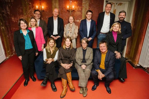 Foto: o: Die Jury des Wisskom-Awards 2025 zusammen mit den Preisträger*innen Dr. Alina Bothe und Dr. Christoph Kreuzmüller vom Projekt #LastSeen sowie Annika Middeldorf und Constanze Kaul vom FU-Kommunikationsteam.
Bildquelle: Foto Phil Dera für DIE ZEIT