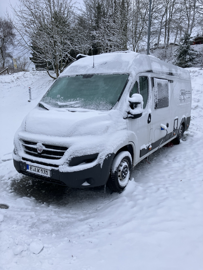 Ein Wohnmobil in einer Winterlandschaft
