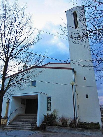 Église Saint-Pierre à #Metz (#Moselle) Construite majoritairement en béton armé, l’église est recouverte d’une peinture blanche soulignée par quelques pierres de Jaumont à l’arrière. On accède à l’église par un...
Suite 👉 https://monumentum.fr/architecture-contemporaine-remarquable/acr0000600/metz-eglise-saint-pierre
#Patrimoine #ArchitectureContemporaine
Photo CC-BY-SA 4.0 : Aimelaime~commonswiki