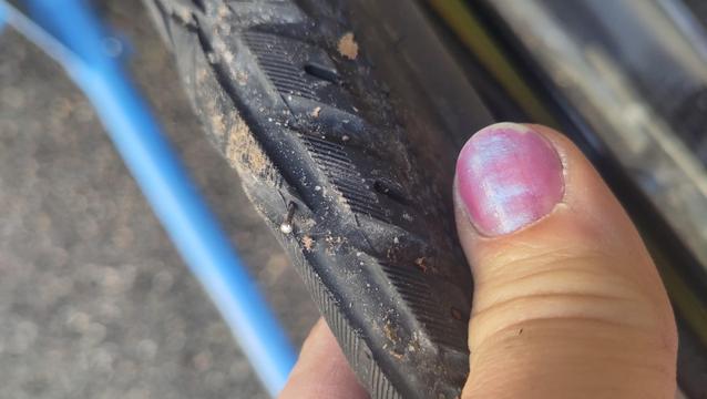 Pneu de vélo avec une épingle plantée dedans